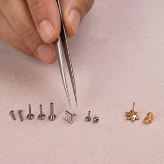 Threadless decorative top and compatible flat-back labret post