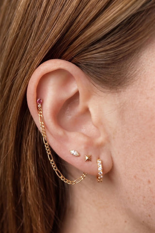 Ear chain connector featuring a classic 14k gold italian figaro link pattern. Hypoallergenic and nickel-free it adds