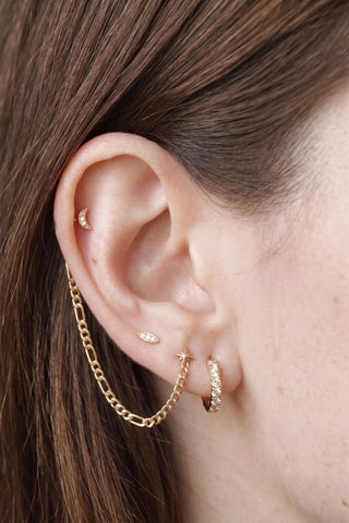 Ear chain connector featuring a classic 14k gold italian figaro link pattern. Hypoallergenic and nickel-free it adds