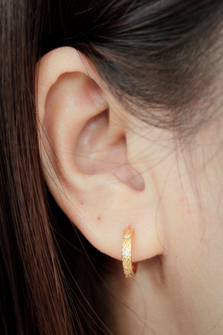 Gold-toned 14k huggie earrings gold with textured florentine diamond pattern reversible hoops by wynning