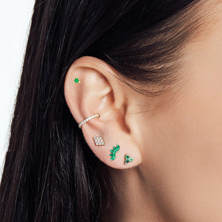 A delicate silver earring cuff with sparkling diamonds and vibrant green nap earrings emerald in 14k yellow gold échelon eye