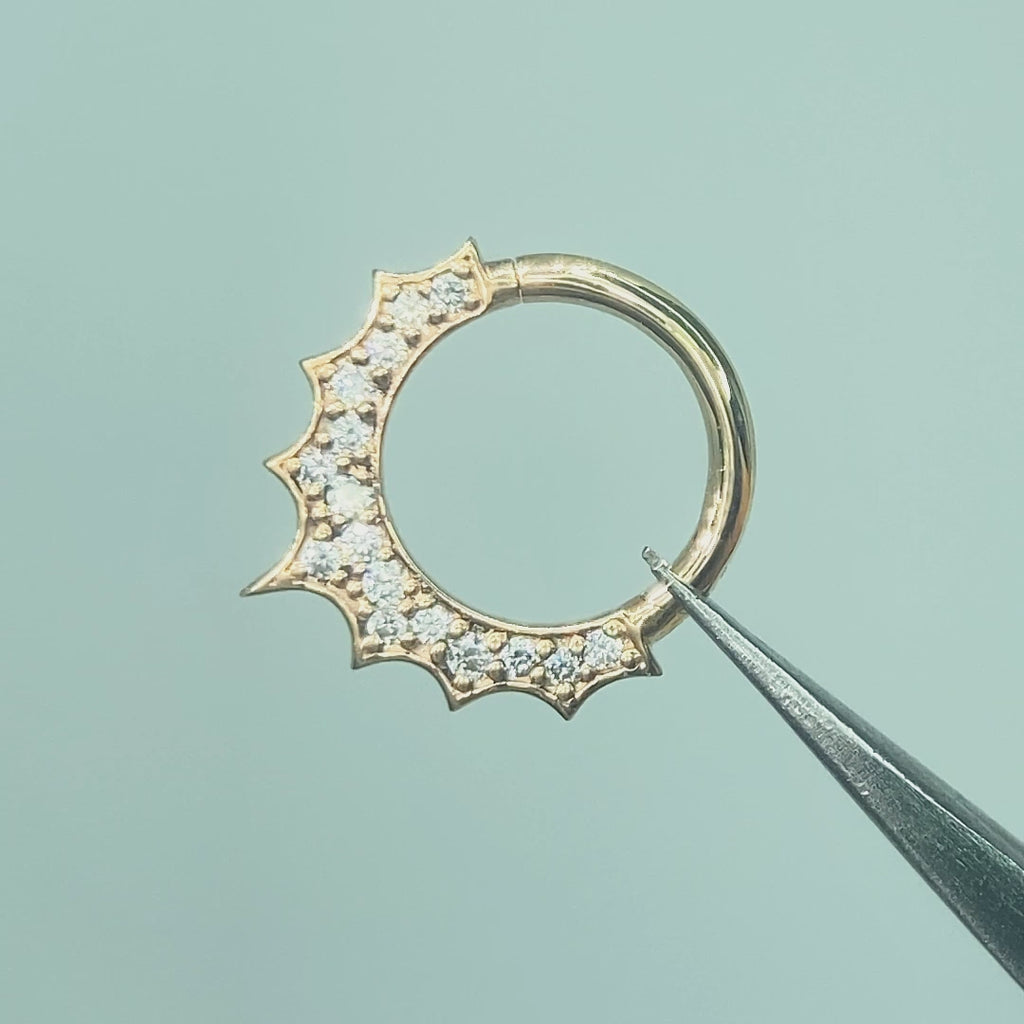  Video demonstrating the sparkling diamonds on the golden spike and the smooth hinge