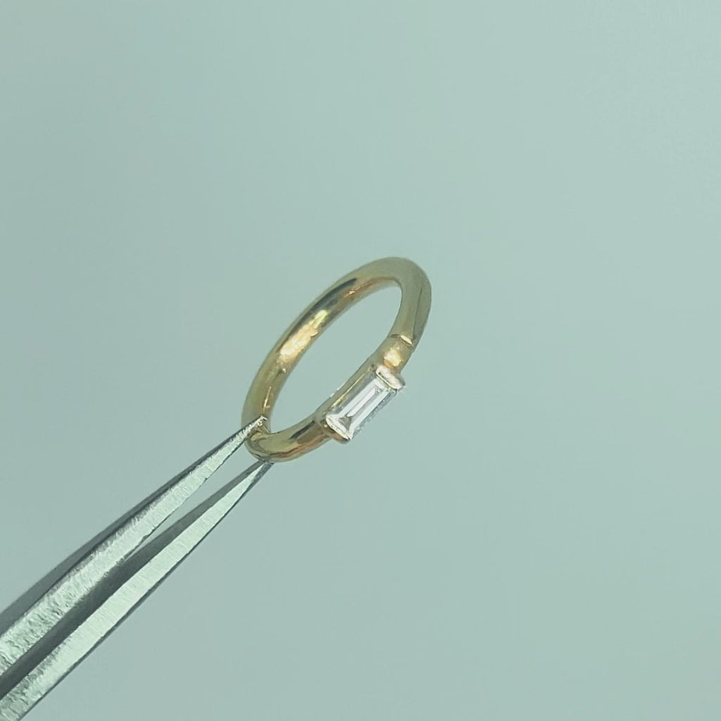  Video demonstrating the glassy brilliance of the step-cut diamond and the reliable cartilage hoops
