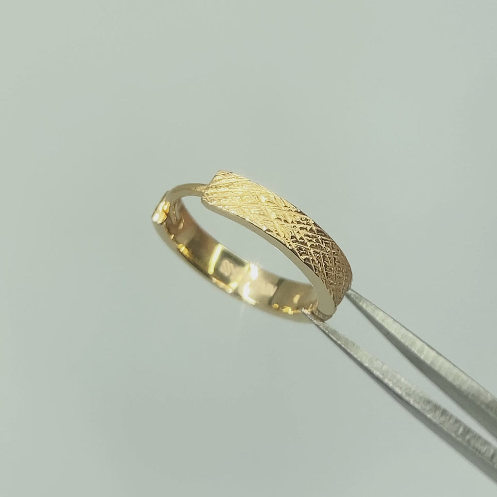 Video showing Florentine Gold Vermeil Huggie Earrings 15mm | Wynning Reversible.