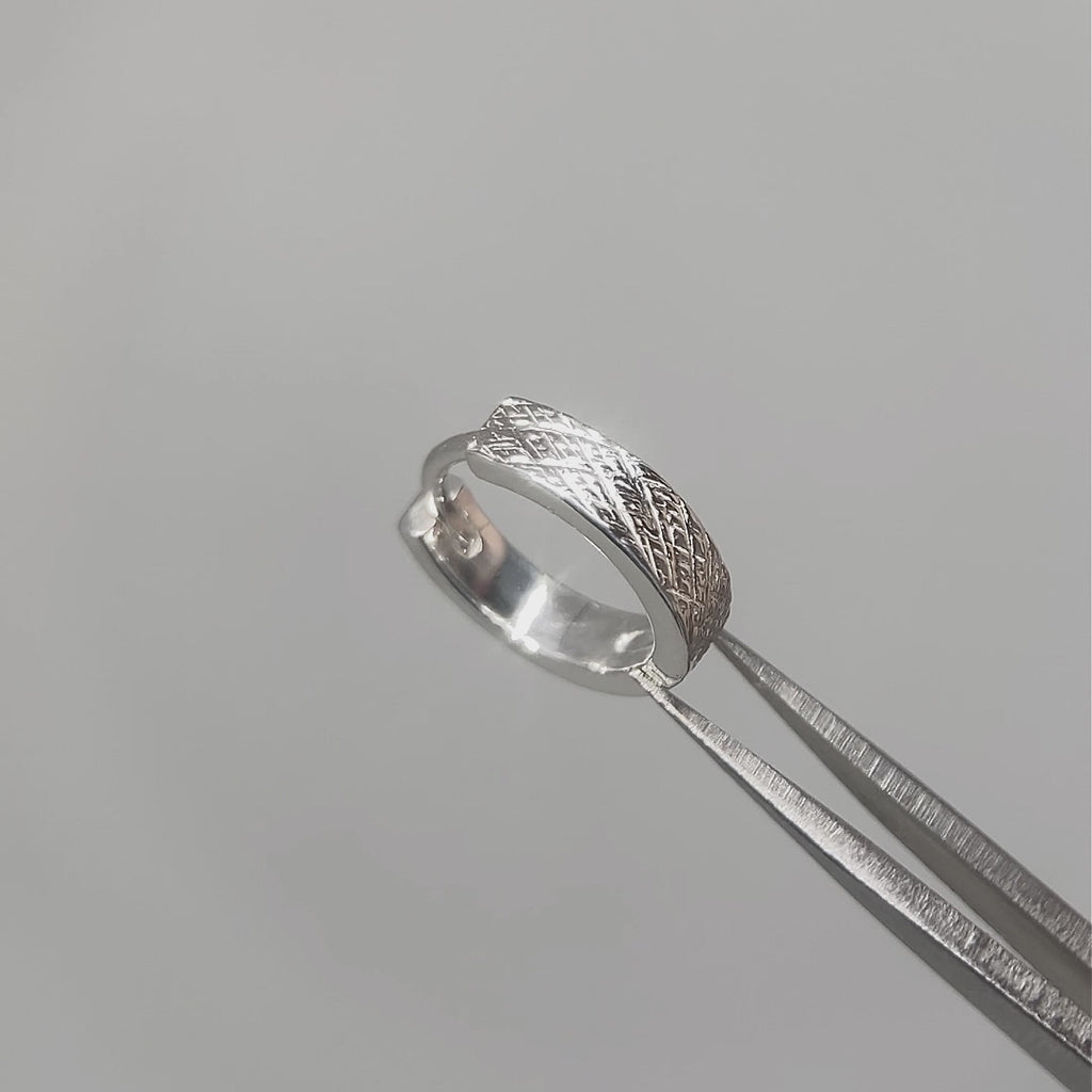 A smooth, no-poke closure creates a secure fit that feels weightless, irritation-free, and even sleep-friendly.