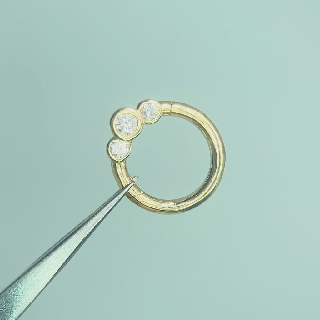 Video demonstrating the triple diamond sparkle and the secure hinge mechanism