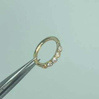  Cinematic clip capturing the intense light reflection and easy-to-use hinge of the Bezel Eternity Lab Diamond earring