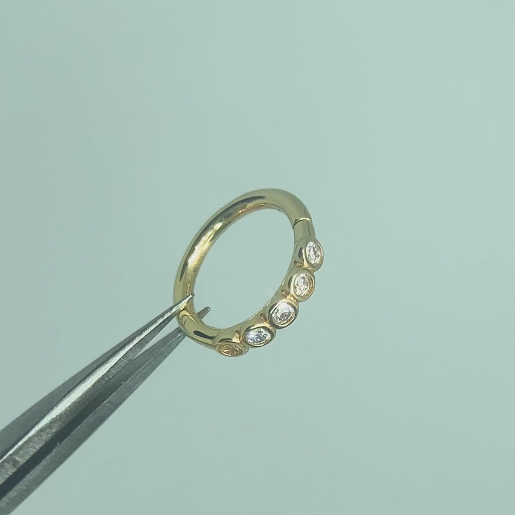  Cinematic clip capturing the intense light reflection and easy-to-use hinge of the Bezel Eternity Lab Diamond earring
